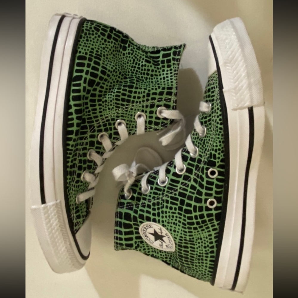 Converse CTAS Reptile Hi Tops 
#A04412C 
Green/black
Men 4/Women 6